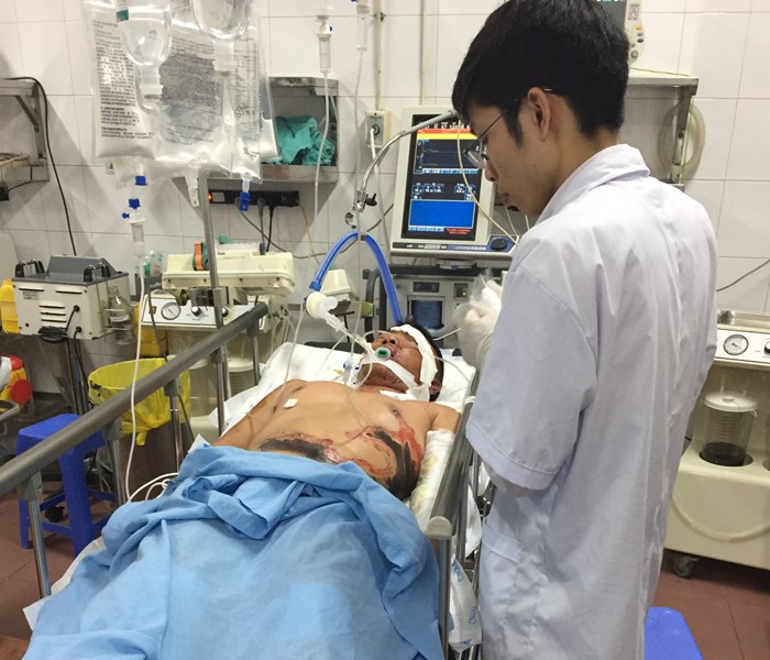 Khởi tố vụ án, khởi tố bị can đối với 2 nhân viên gác chắn sau vụ lật tàu ở Thanh Hoá - Anh 1