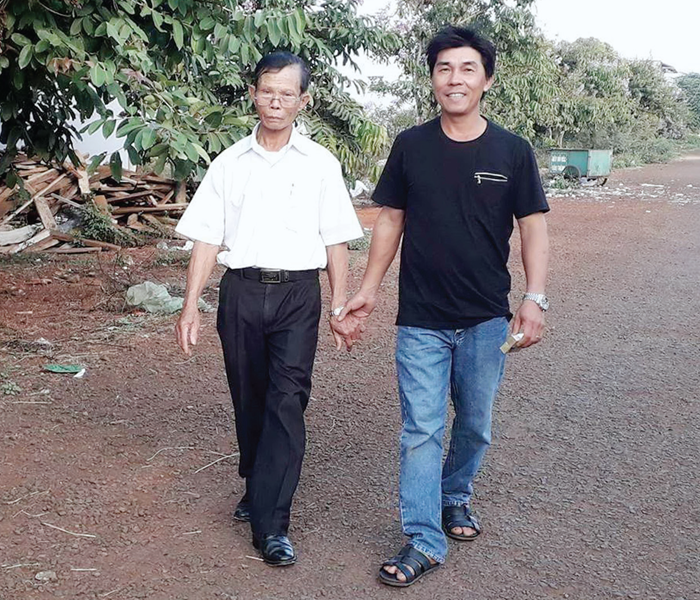 Vừa làm kinh tế giỏi, vừa rộng lòng hiến đất làm đường - Anh 1