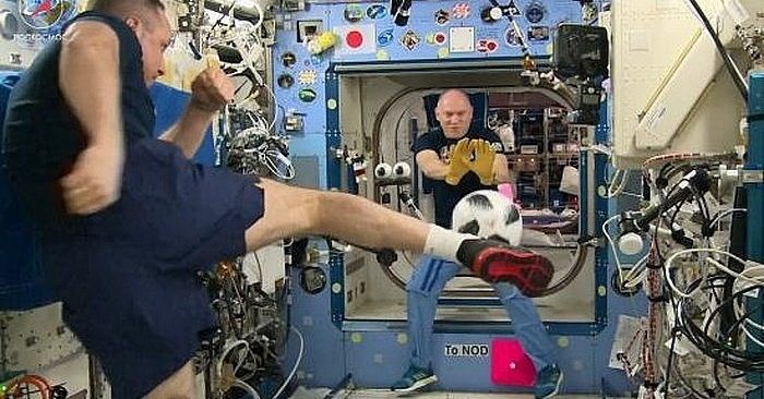 Phi hành gia Nga chơi bóng trên vũ trụ để mừng World Cup - Anh 1
