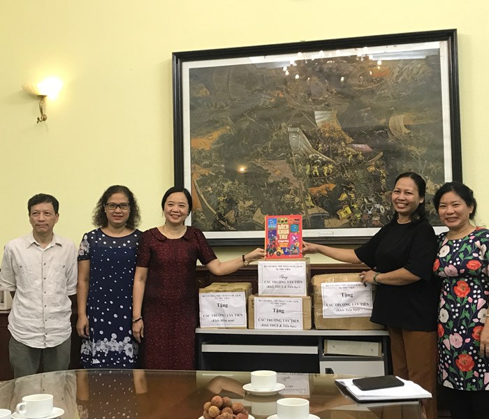 Trao tặng sách cho các trường học mang tên Tây Tiến - Anh 1