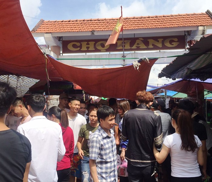 Độc đáo chợ phiên truyền thống giữa lòng thành phố - Anh 1