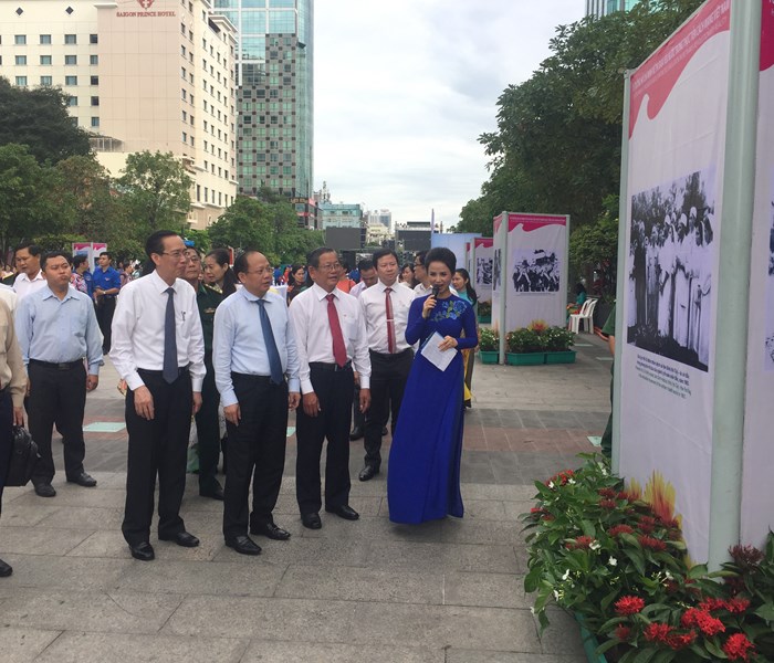 Triển lãm ảnh 70 năm TP.HCM hưởng ứng lời kêu gọi thi đua ái quốc - Anh 2