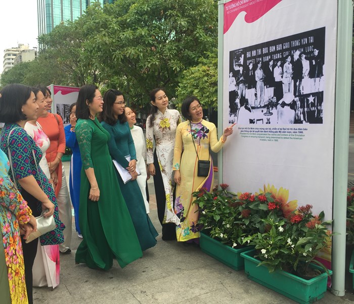 Triển lãm ảnh 70 năm TP.HCM hưởng ứng lời kêu gọi thi đua ái quốc - Anh 1