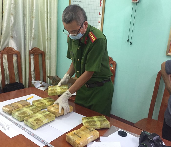 Xách trong bao dứa 48.000 viên ma túy tổng hợp qua biên giới - Anh 2