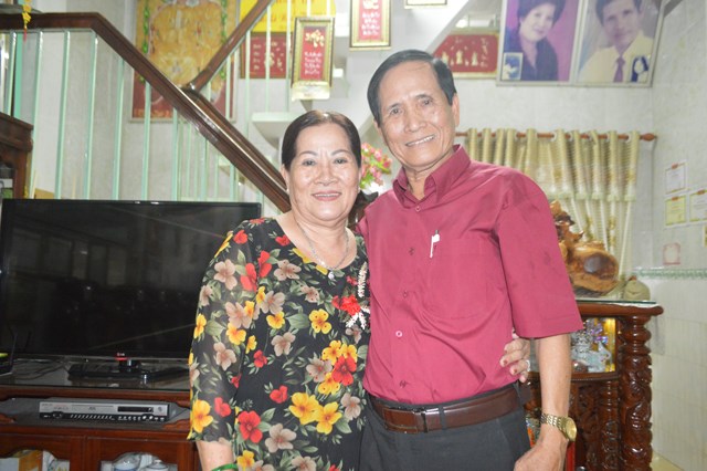 Đồng vợ đồng chồng làm từ thiện - Anh 1