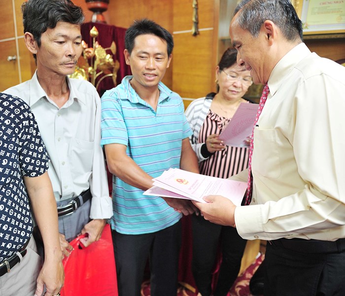 Phúc Khang trao sổ đỏ cho khách hang theo cam kết - Anh 1