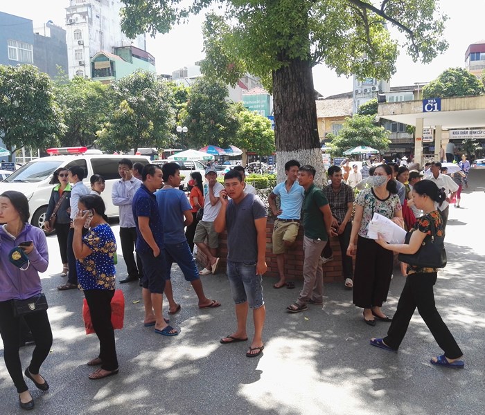 Bệnh viện Việt Đức: người nhà bệnh nhân ngồi la liệt ở khoa khám bệnh - Anh 4