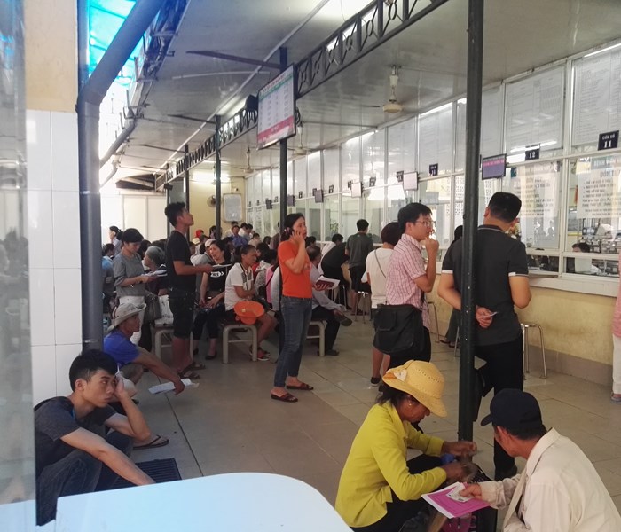 Bệnh viện Việt Đức: người nhà bệnh nhân ngồi la liệt ở khoa khám bệnh - Anh 2