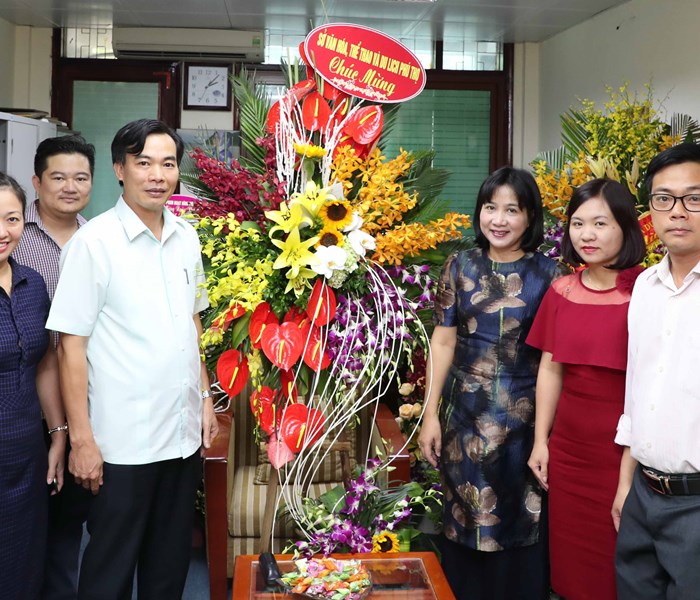 Phó Chủ nhiệm Ủy ban Văn hóa, Giáo dục, Thanh niên, Thiếu niên và Nhi đồng của Quốc hội Hoàng Thị Hoa: “Báo Văn hóa luôn cung cấp thông tin chính thống, tin cậy” - Anh 16