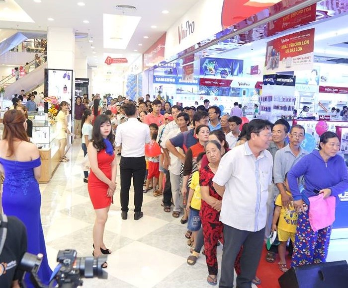 HƠN 2.100 CỬA HÀNG KHUYẾN MẠI XUYÊN ĐÊM TẠI VINCOM - Anh 4