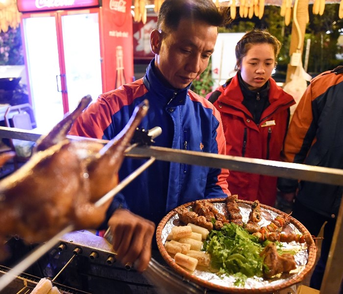 Hà Nội nóng như thiêu, du khách lên Fansipan check-in vườn hướng dương lớn nhất miền Bắc - Anh 1