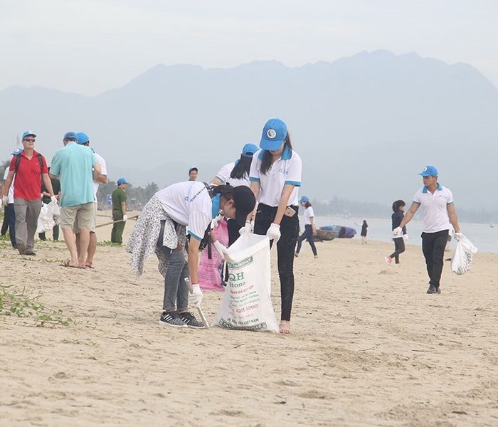 Đại biểu GEF 6 chung tay thu gom rác trên bờ biển Đà Nẵng - Anh 1
