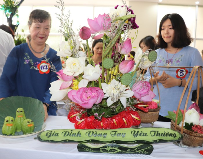 Hà Nội: Hội thi cắm hoa nghệ thuật “Gia đình – vòng tay yêu thương” - Anh 1