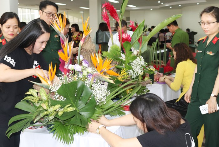 Hà Nội: Hội thi cắm hoa nghệ thuật “Gia đình – vòng tay yêu thương” - Anh 2