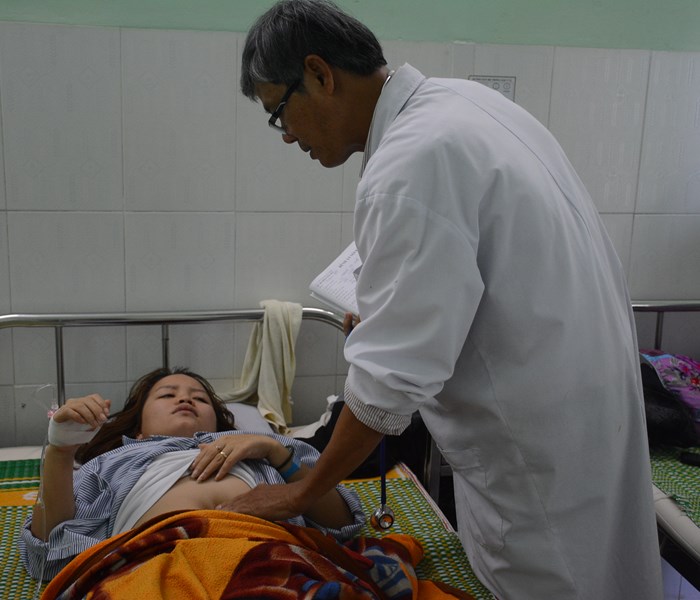 Vụ cô giáo bị hành hung: Phụ huynh đến bệnh viện xin lỗi - Anh 1