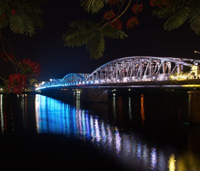 10 tỉ đồng để nâng cấp hệ thống chiếu sáng cầu Trường Tiền - Anh 1