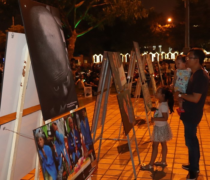 Đà Nẵng: Thu giữ nhạc cụ của một ban nhạc đường phố để “cảnh cáo”? - Anh 1