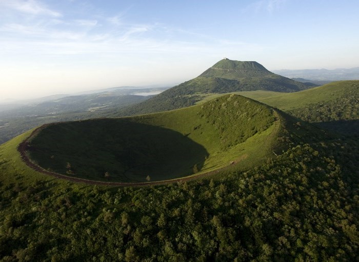 Dãy núi lửa Puys là Di sản thiên nhiên thế giới - Anh 1