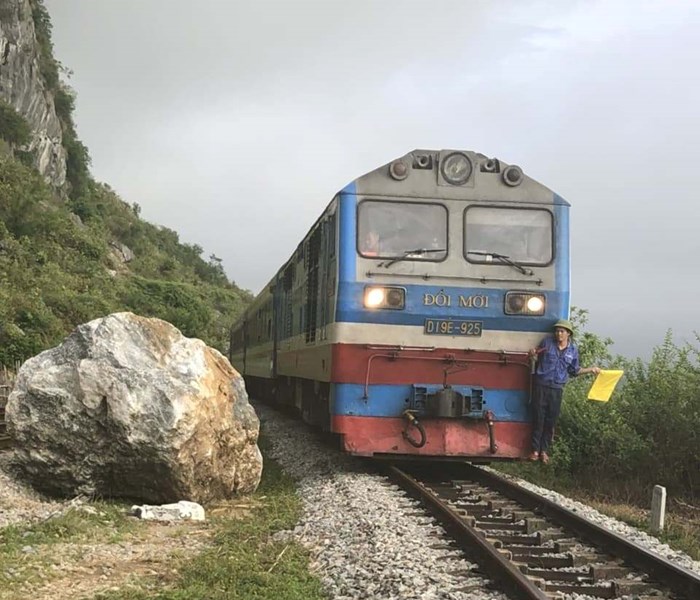 Quảng Bình: Đá trên núi rơi khiến đường sắt Bắc Nam hư hỏng - Anh 3