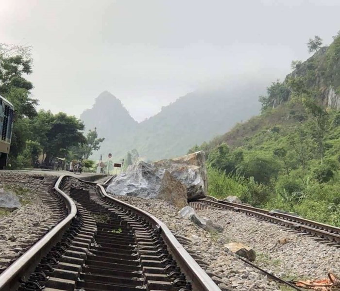 Quảng Bình: Đá trên núi rơi khiến đường sắt Bắc Nam hư hỏng - Anh 4