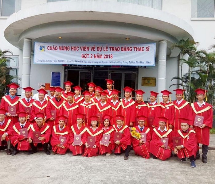 Trao 61 bằng thạc sĩ cho cán bộ ngành Điện - Anh 1