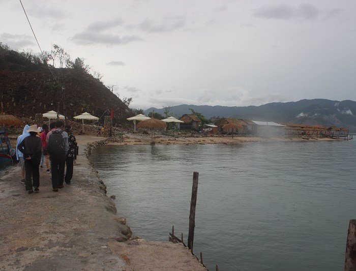 Viết tiếp bài cho thuê đảo làm du lịch nhưng không cho lối đi vào:​ “Cưỡng chế cầu thì du khách bơi qua biển mà vào đảo”? - Anh 2