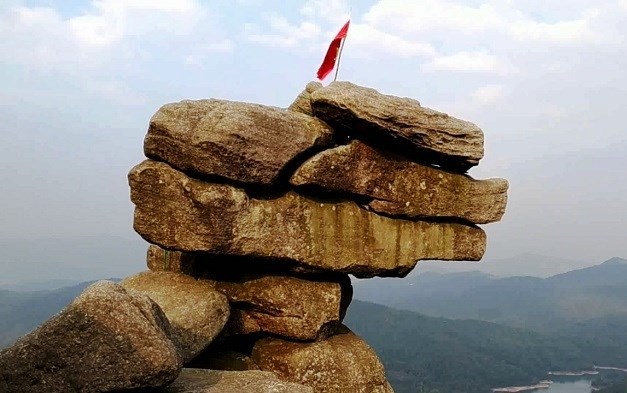 Quảng Ninh: Quản lý hoạt động du lịch khu vực mỏm đá “check in” mạo hiểm - Anh 1