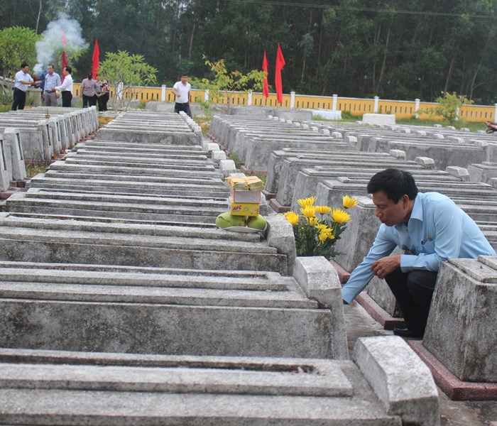 Bộ trưởng Nguyễn Ngọc Thiện viếng nghĩa trang liệt sĩ Quảng Nam - Anh 2