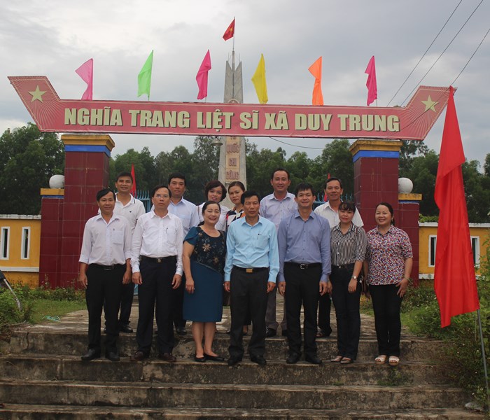 Bộ trưởng Nguyễn Ngọc Thiện viếng nghĩa trang liệt sĩ Quảng Nam - Anh 3