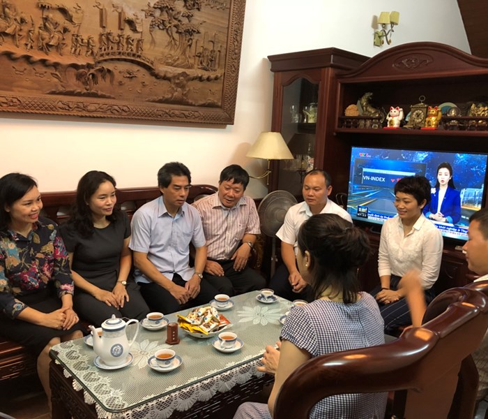 Bộ VHTTDL đến thăm thân nhân các gia đình liệt sĩ - Anh 2