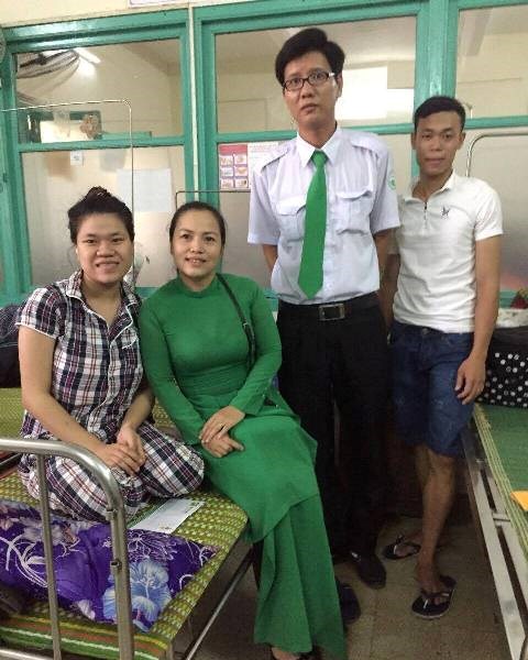 Tài xế đỡ đẻ thành công cho sản phụ ngay trên taxi - Anh 2