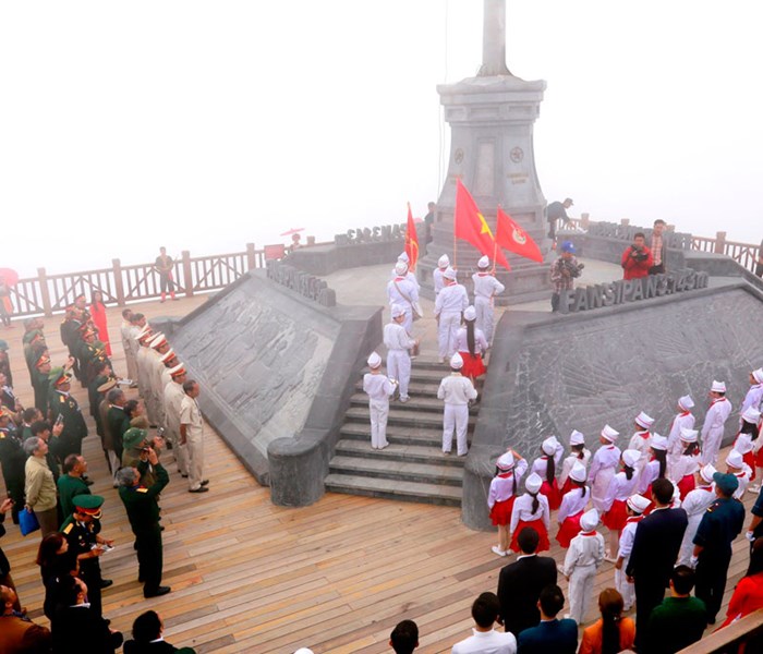 Linh thiêng giây phút thượng cờ của các cựu chiến binh trên đỉnh thiêng Fansipan - Anh 1