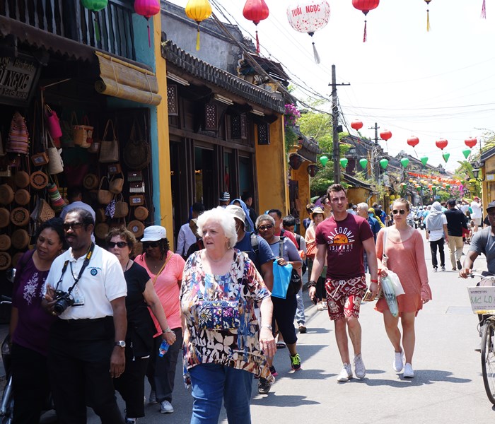 ​Kết quả điều tra khách du lịch đến Việt Nam năm 2017: Chưa đến 1% khách không hài lòng cũng đã “lĩnh đủ” - Anh 1