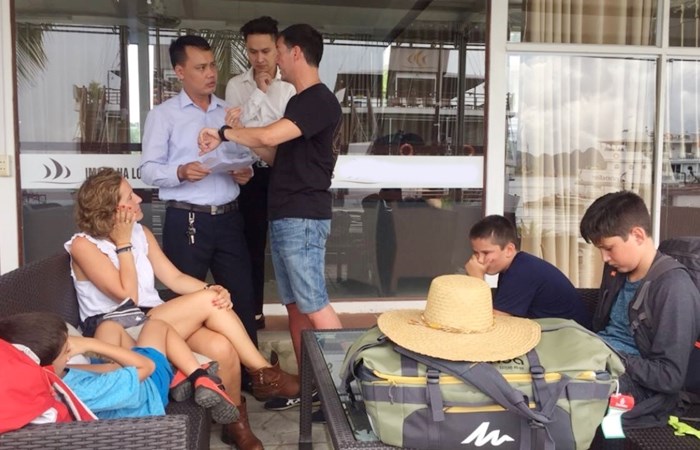 Quảng Ninh: Hỗ trợ 5 du khách quốc tế tham quan, nghỉ đêm trên Vịnh Hạ Long - Anh 1