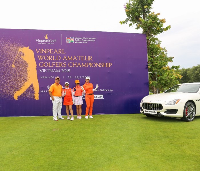 Cựu danh thủ Nguyễn Hồng Sơn so gậy cùng vợ chồng nhạc sĩ Minh Khang tại Vinpearl Golf Nam Hội An - Anh 2