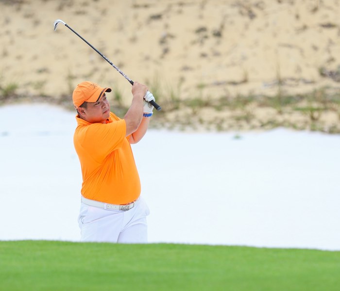 Cựu danh thủ Nguyễn Hồng Sơn so gậy cùng vợ chồng nhạc sĩ Minh Khang tại Vinpearl Golf Nam Hội An - Anh 3