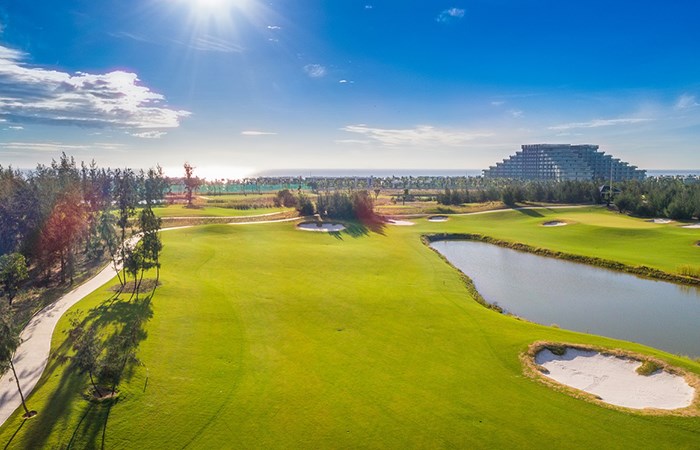Cựu danh thủ Nguyễn Hồng Sơn so gậy cùng vợ chồng nhạc sĩ Minh Khang tại Vinpearl Golf Nam Hội An - Anh 5