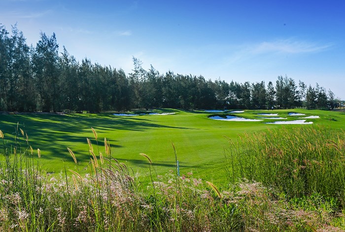 Cựu danh thủ Nguyễn Hồng Sơn so gậy cùng vợ chồng nhạc sĩ Minh Khang tại Vinpearl Golf Nam Hội An - Anh 7