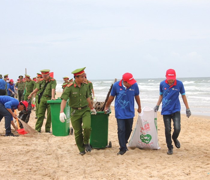 Ra quân làm sạch biển 2018 - Anh 1