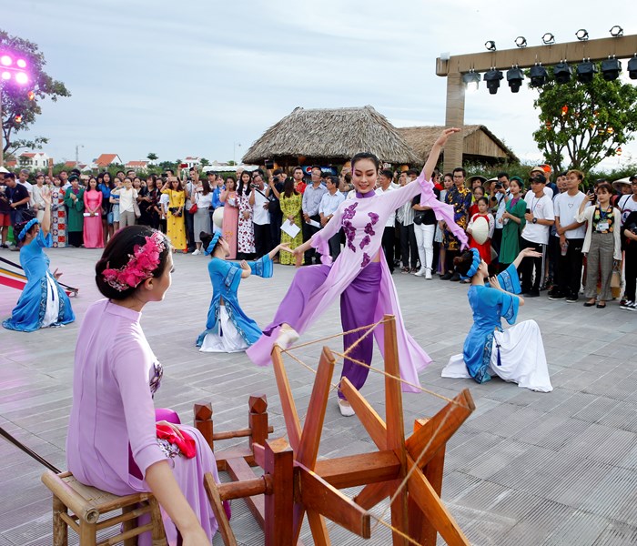Du khách thích thú với những sắc màu văn hóa trong Công viên Ấn tượng Hội An - Anh 4