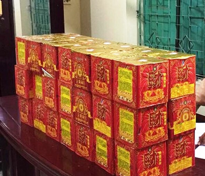 Nghệ An: Phát hiện 60kg pháo lậu trên xe khách vào Nam - Anh 1