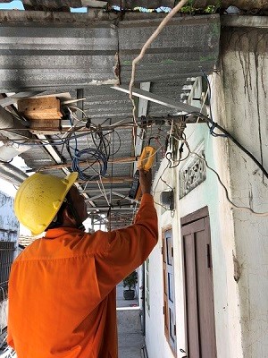 PC Khánh Hòa: Tăng cường kiểm tra, xử lý các hành vi gian lận sử dụng điện - Anh 1