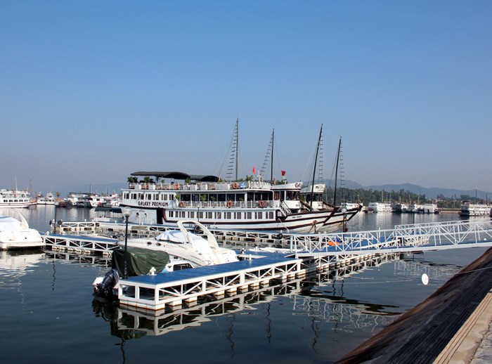 Quảng Ninh: Đình chỉ hoạt động 20 tàu du lịch chưa lắp hệ thống báo cháy tự động - Anh 1