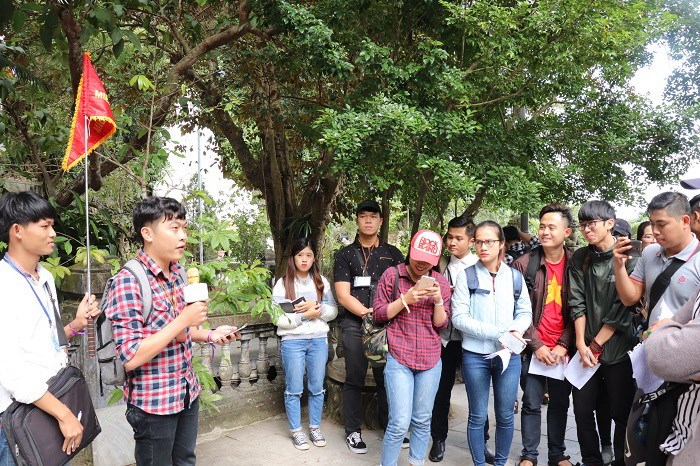 Sao mãi không dẹp được hướng dẫn viên “chui”? - Anh 1