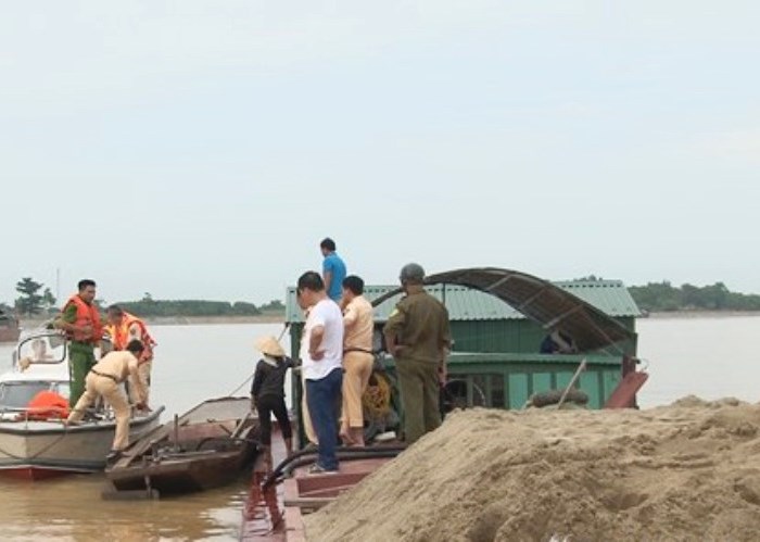 “Cát tặc” lộng hành, người dân kêu cứu - Anh 1