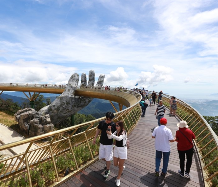 “Cứ 3 khách quốc tế đặt tour thì tới 2 khách muốn check in cầu Vàng” - Anh 3