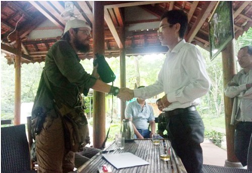 Du khách Mỹ nhận lại tài sản đánh rơi ở Phong Nha – Kẻ Bàng - Anh 1