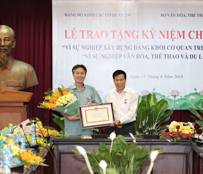 Đảng ủy Khối các cơ quan Trung ương tặng Kỷ niệm chương cho Bộ trưởng Nguyễn Ngọc Thiện - Anh 3