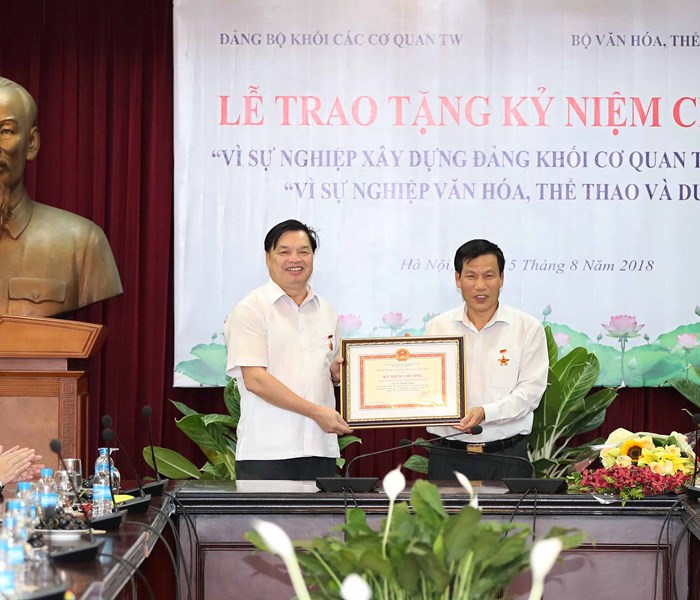 Đảng ủy Khối các cơ quan Trung ương tặng Kỷ niệm chương cho Bộ trưởng Nguyễn Ngọc Thiện - Anh 4