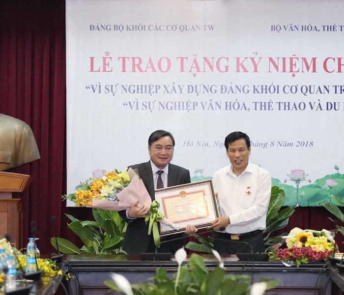 Đảng ủy Khối các cơ quan Trung ương tặng Kỷ niệm chương cho Bộ trưởng Nguyễn Ngọc Thiện - Anh 5